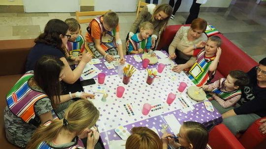 Mali pacjenci malowali gliniane aniołki