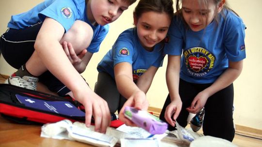 Mali ratownicy medyczni na zawodach (zdjęcia, wideo)