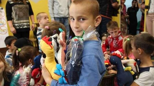 Mali uchodźcy dostali maskotki od skazanych