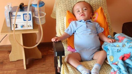 Mały Tomek cierpi w milczeniu