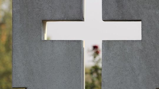 Małżeństwo wpadło do grobu, prosto na szczątki. Prokuratura zajmuje się sprawą