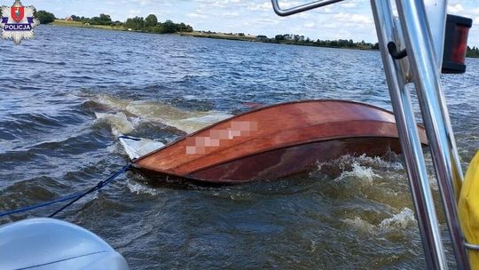 Małżeństwo wpadło do wody na zalewie. Pomógł policjant i bosman WOPR
