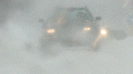 Małżeństwo z dzieckiem utknęło nocą w zaspie