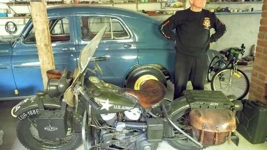 Mam 82 lata i lubię śmigać harleyem. Jak podjeżdżam to wszystkie dziewczyny do mnie biegną