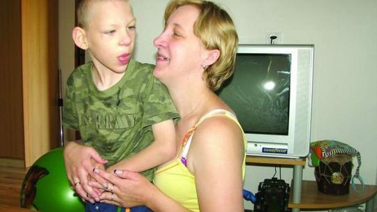 Mama wierzy, że Jasiu stanie kiedyś na nogi