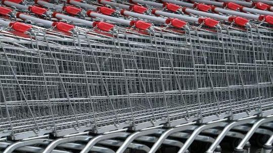 Mama z niemowlakiem w Tesco: Nie ma odpowiednich wózków sklepowych (list)