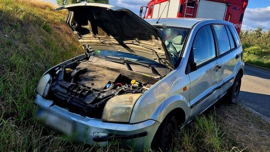 Mama z promilami. Wiozła dwoje dzieci i wjechała do rowu