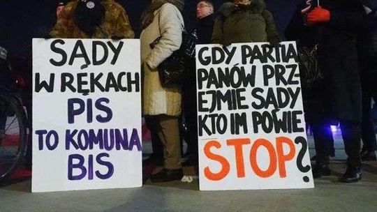 Manifestacja KOD. „13 grudnia – powtórka z historii” [zdjęcia]