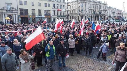 Manifestacja KOD w Lublinie. "Ktoś urządza demolkę w kraju, Polacy chcą żyć w spokoju"
