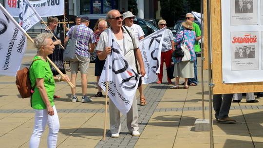 Manifestacja KOD w Puławach: Pokazali wystawę. Niewielkie zainteresowanie