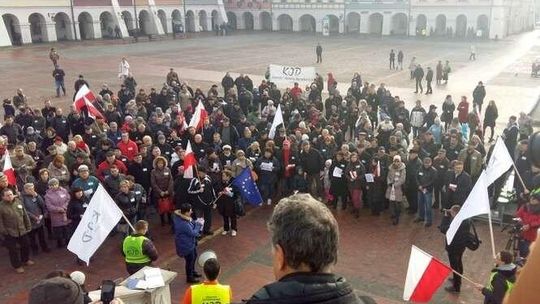 Manifestacja KOD w Zamościu: 300 osób na Rynku