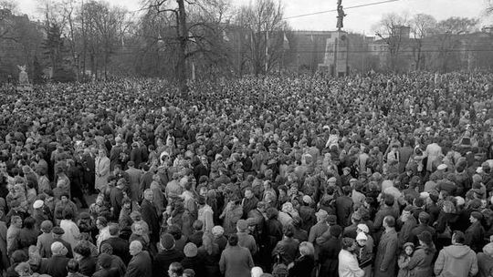 Manifestacja, na ulicach roiło się od ZOMO i tajniaków. Tak było w Lublinie (zdjęcia)