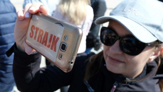 Manifestacja nauczycieli w Lublinie. Wsparli ich też uczniowie [wideo]