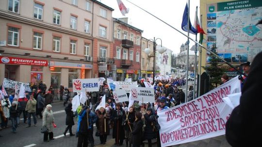 Manifestacja ZNP w Chełmie: Urzędy zlikwidujcie, nie szkoły! (zdjęcia)