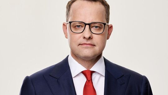 Marcin Romanowski wciąż posłem, ale bez wynagrodzenia. Co z biurami poselskimi?