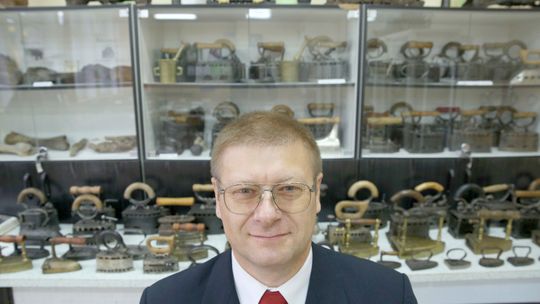 Marek Solecki ma w domu 400 żelazek. Z pasji do staroci