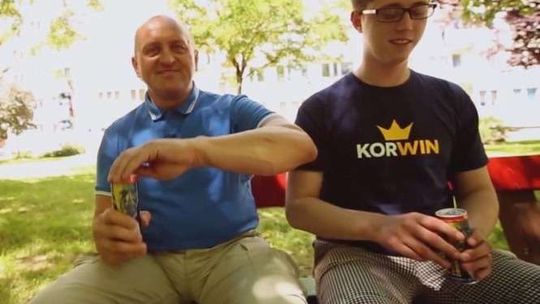 Marian Kowalski reklamuje napój energetyczny Korwina