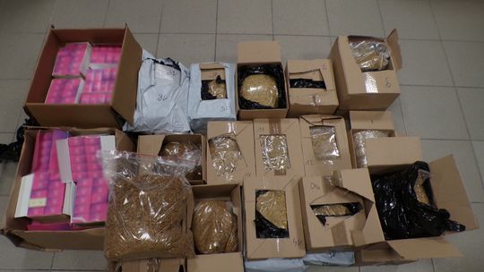 Marihuana w paczce, setki e-papierosów i nielegalny tytoń. Skarbówka prześwietla przesyłki kurierskie