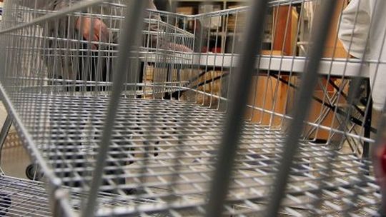 Market zrezygnował z ochrony. Kloszardzi i dresiarze sieją postrach