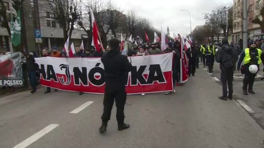 Marsz narodowców w Hajnówce z okazji Dnia Pamięci Żołnierzy Wyklętych. Przemarsz próbowali zakłócić Obywatele RP