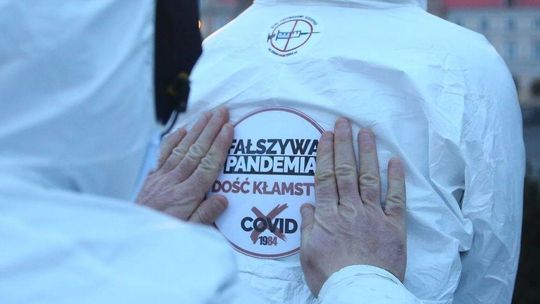 Marsz o Wolność w Warszawie. Zgromadzenie koronasceptyków rozwiązała policja