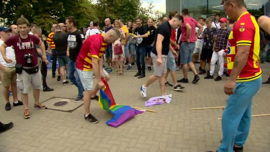 Marsz Równości w Białymstoku. Policyjne zatrzymania i zamieszki wywołane przez przeciwników marszu