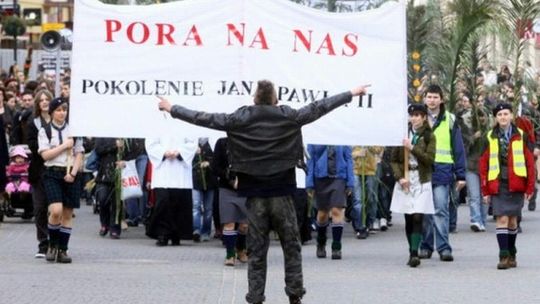 Marsz Życia: Rodzinna manifestacja w szalikach