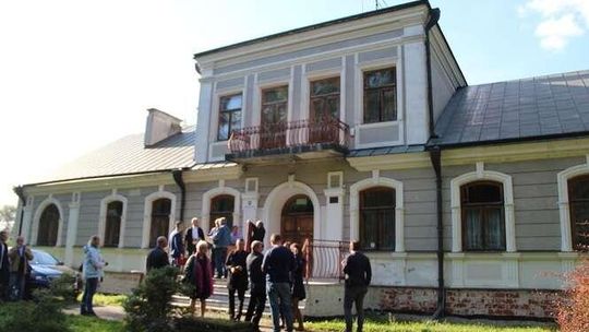 Marszałek przekazał XIX-wieczny dworek gminie. Co będzie w tym miejscu?