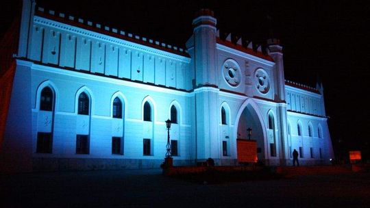 Marsze, happeningi i niebieskie budynki. Solidarni z chorymi na autyzm