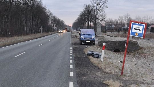 Martwy mężczyzna leżał przy drodze. Jak zginął?