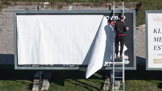 Martwy płód na billboardzie o szczepionkach przeciw COVID-19. Plakat w Lublinie już zaklejony