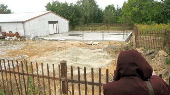 Marysin: Nie miał pozwolenia, zrobił fundament. Mieszkańcy protestują