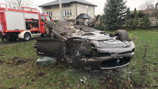 Maserati dachowało i stanęło w ogniu. Kierowca w szpitalu