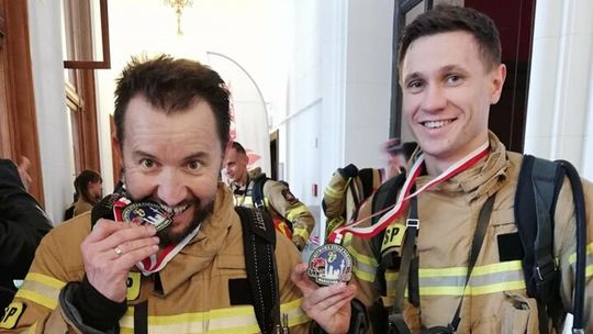 Maska na twarzy i ciężka butla na plecach. Tak strażacy z Lublina zdobywają 30 piętro w 7 minut