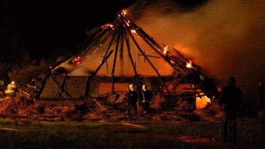 Masłomęcz: Spłonęła wielka chata w Wiosce Gotów (zdjęcia)