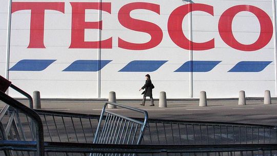 Masowe zwolnienia w Tesco. Nawet 3 tys. pracowników może stracić pracę