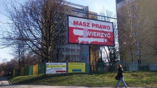 „Masz prawo... wierzyć”. Zniszczony billboard Fundacji Wolność od Religii