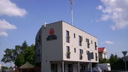 Maszt na hotelu Willowa wzbudza obawy mieszkańców