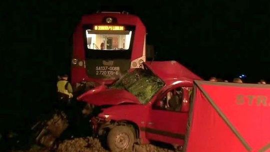 Maszynista: Samochód niemal się zatrzymał, po chwili jednak ruszył i wjechał na tory