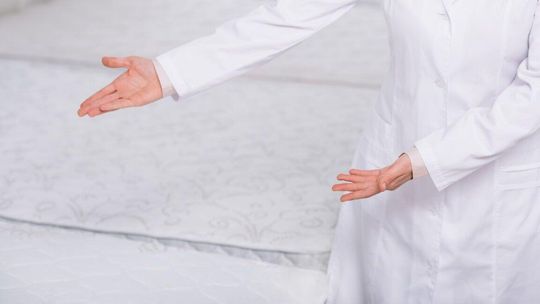Materac jako element terapii bólu przewlekłego. Co mówią reumatolodzy i ortopedzi?