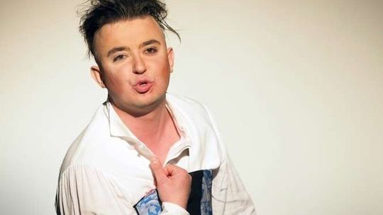 Mateusz Nowak: Od przodu i od tyłu. Recenzja spektaklu