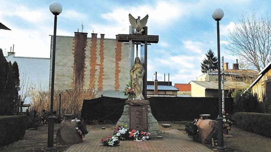 Matka Boska Partyzancka już bez świerków. Drzewa przy pomniku zostały wycięte