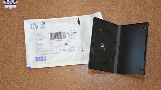 Matka otworzyła paczkę, która przyszła do syna. Zawartość ją zaskoczyła