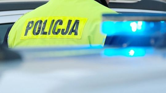 Matka wiozła do szpitala dziecko, które połknęło kapsułkę do prania. Policjanci pilotowali ją na oddział ratunkowy