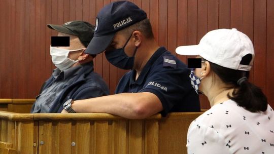 Matka wysyłała księdzu nagie zdjęcia córki. Ruszył proces kobiety i byłego proboszcza z Kurowa