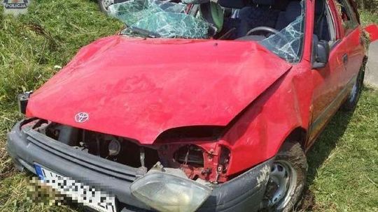 Matka z dzieckiem wjechała do stawu