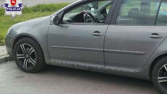 Matka zatrzasnęła dziecko w rozgrzanym samochodzie. Policjanci wybili szybę