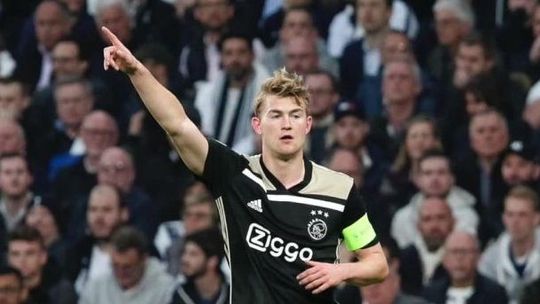 Matthijs de Ligt jest bliski przejścia do Juventusu (wideo)