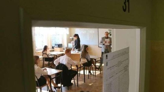 Maturzyści coraz częściej oglądają swoje prace w CKE. Szukają błędów w ocenie