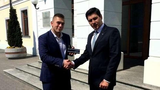 Maturzyści dostali długopis i ołówek od prezydenta 